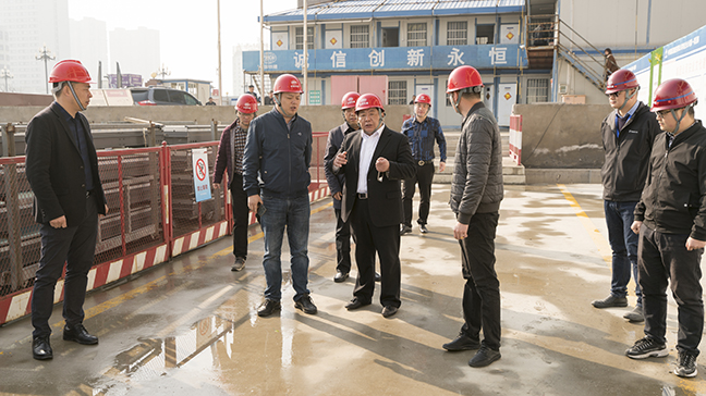 1：圖為戴董事長(zhǎng)一行檢查先鋒國(guó)際廣場(chǎng)三期酒店寫(xiě)字樓項(xiàng)目施工現(xiàn)場(chǎng)。.jpg